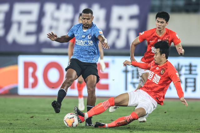 西媒：贝蒂斯今夏将有多名球员离队，包括阿德里安、巴坎布